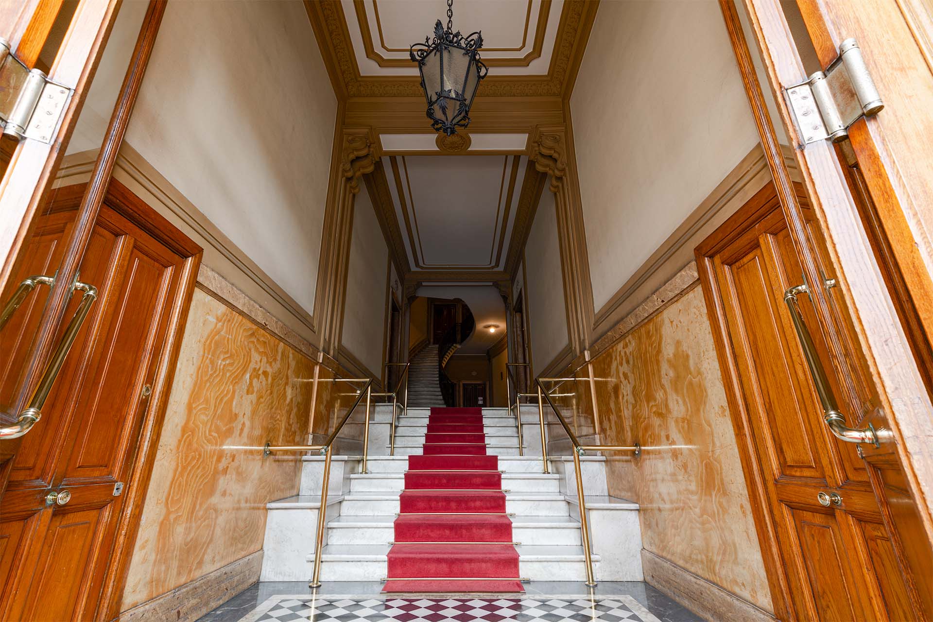 Scalone di ingresso del palazzo di Piazza Ungheria