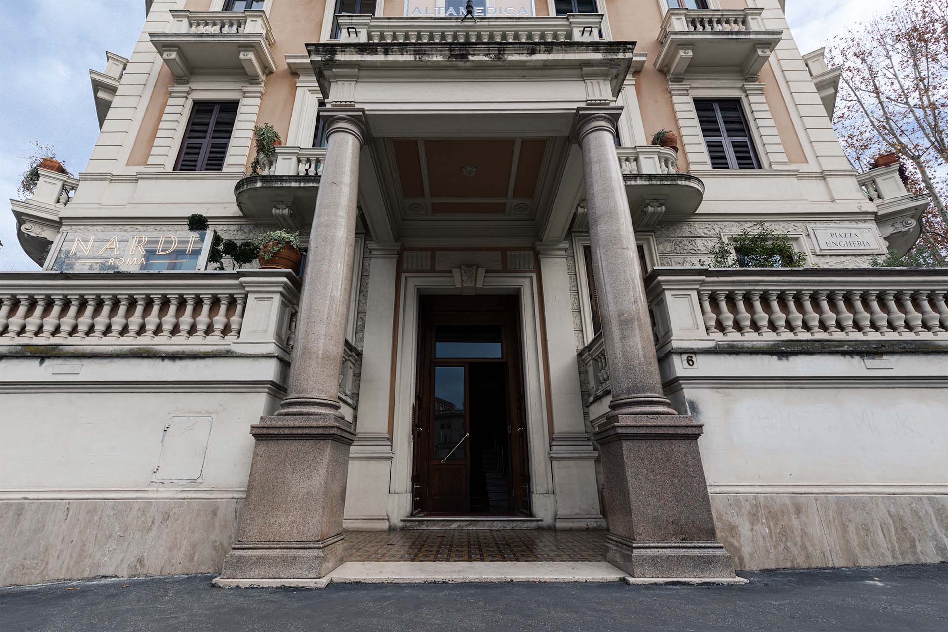 Portico di ingresso del palazzo di Piazza Ungheria