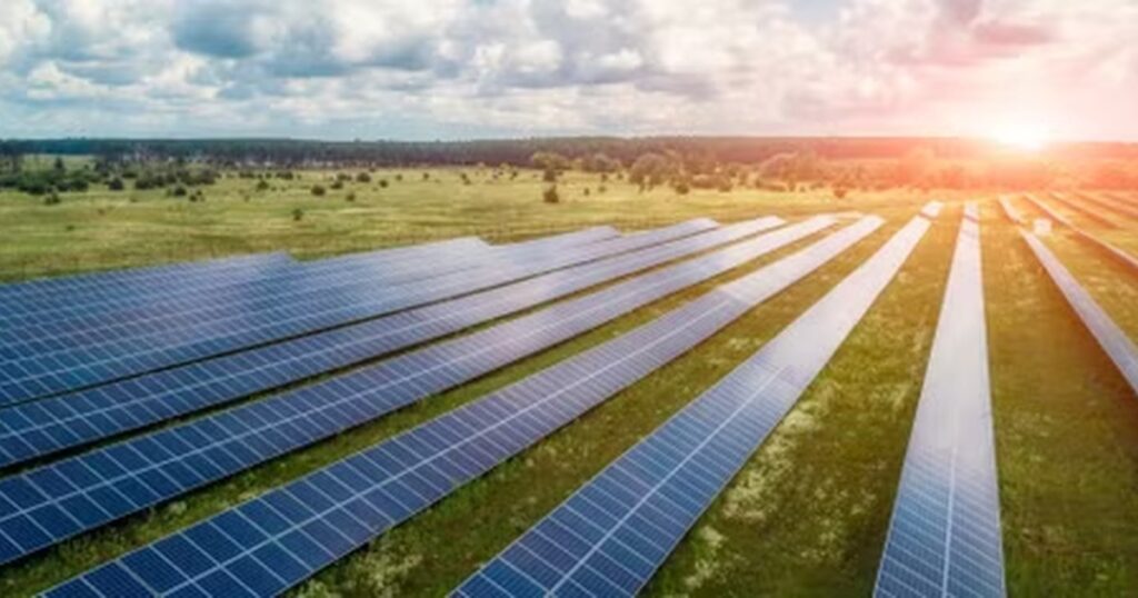 Impianto fotovoltaico con moduli a terra in zona agricola